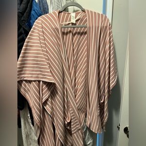 Women’s wrap, one size fits all. Light weight very soft